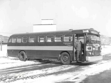 The next generation of buses. The surplus RCAF buses were gradually replaced in the late 1950s by a new fleet of more modern buses. Because “hourly rate” staff worked on a 40 hour per week schedule and “staff” worked on a 37.5 hour per week schedule, service between the Plant and both Pembroke and Deep River was provided by two sets of buses; the hourly rate buses arrived at the Plant 15 minutes before the staff ones and left 15 minutes later. Some staff members, particularly those from the distant reaches of the Plant, were very happy to be able to catch an hourly-rate bus after they had forgotten to check their watches near leaving time. The buses followed specific routes in Deep River and Pembroke with the Plant-bound Deep River ones detouring often to top-up with passengers at the staff hotels where 100+ employees might be waiting.Photo source – AECL. 105-1000