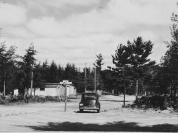 Deep River Road and Glendale, summer of 1945. Note the existence of road signs. Photo Source – AECL. 1221000